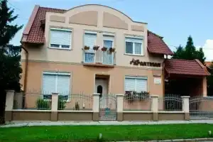Alom Apartman, Хайдусобосло