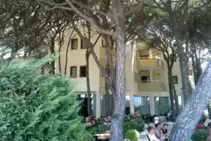 Kastrati Hotel, Голем