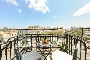 Vintage Charm 1br Apt w Balcony & View, Хайфа