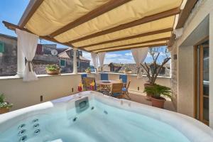 Villa Pergola, Шибеник