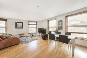 Luxury Flat with Panoramic View of Piccadilly Circus, Лондон