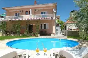 Villa Vesna House Ukic, Трибуни