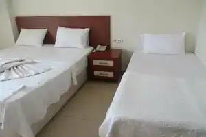 Mandarin Beach Hotel & Restaurant, Гумулдур