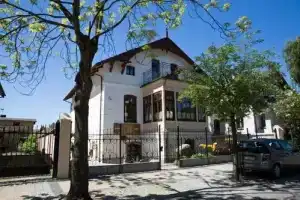 Villa Mistral, Устка