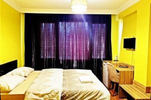 Gold Business Suit, Авджылар