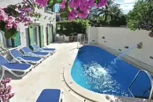 Beautiful Home in Supetar-mirca With 4 Bedrooms, Sauna and Wifi, Сутиван