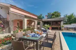 Awesome Home in Labin With Wifi and 4 Bedrooms, Лабин