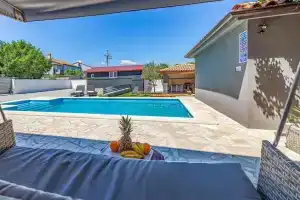 Beautiful Home in Pula With Wifi and 1 Bedrooms, Пула