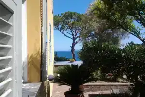 Villa Mira Capri, Остров Просида