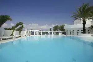 Thalassa Seaside Resort & Suites, Камари