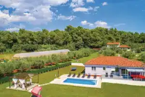 Beautiful Home in Pula With Wifi, Outdoor Swimming Pool and 3 Bedrooms, Пула