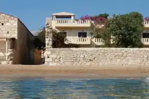 Asterias Studios Apartments, Каливес