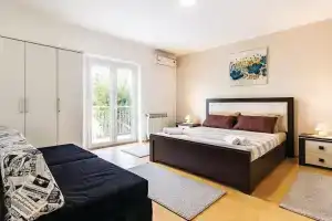 Stunning Home in Pula With Wifi and 5 Bedrooms, Пула