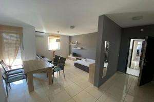 Captivating Apartment in Novalja With BBQ, Parking & Ac, Новаля