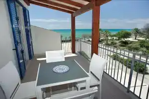 Dolce Mare 4 - Sea Front - Large Balcony - Sandy Beach, Марина-ди-Модика