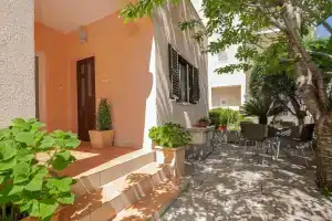 Awesome Home in Makarska With Wifi and 3 Bedrooms, Макарска