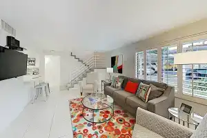Chic W Pool, Balcony 1 Block To El Paseo! 2 Bedroom Condo, Палм-Десерт