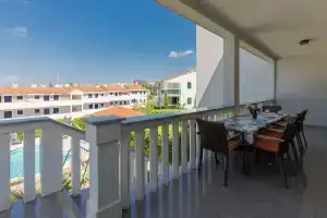 House Ore, Малинска