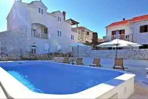 Villa Riduli, Postira