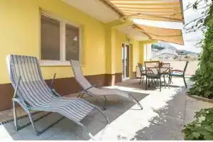Nice Home in Makarska With Wifi and 2 Bedrooms, Макарска