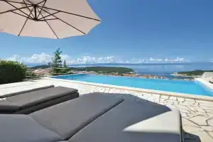 Beautiful Home in Makarska With Wifi and 7 Bedrooms, Макарска