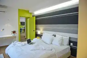 The Hub Athens, Пирей