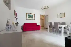 Manzoni Two-Bedroom Apartment, Лекко