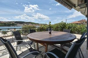 Beautiful Home in Trogir With Wifi and 6 Bedrooms, Трогир