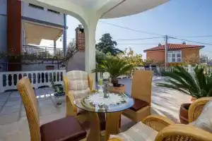 Amazing Apartment in Novi Vinodolski With Wifi and 2 Bedrooms, Нови-Винодолски