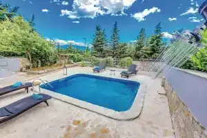 Amazing Home in Novi Vinodolski With Wifi and 6 Bedrooms, Нови-Винодолски