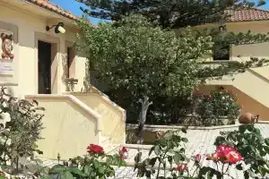 Emma'S Studios, Аргостолион