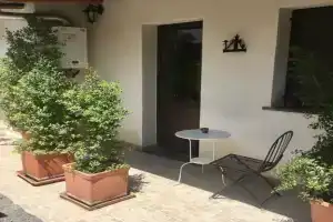 Nzina Maison De Charme, Николози