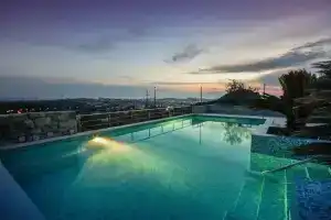 Beautiful Home in Mravince With Wifi and 2 Bedrooms, Солин