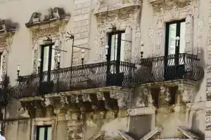 Casa VIA Vigo, Ачиреале