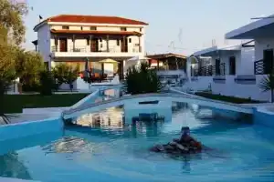 Skiathos Petite Apartments, Скиатос