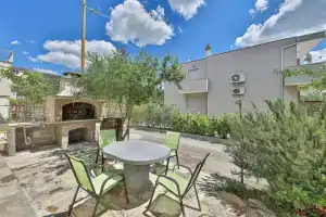 Beautiful Home in Kastel Stari With Wifi and 2 Bedrooms, Кастель Стари