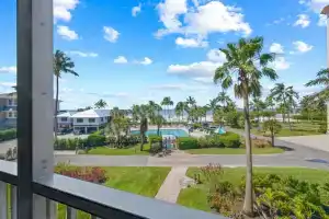 Beautiful Beach Getaway Caper Beach Club № 212 2 Bedroom Condo by Redawning, Форт Майерс Бич