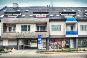 Zafír Apartman, Шарвар
