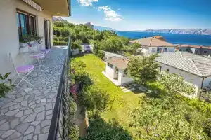 Nice Home in Novi Vinodolski With Wifi and 4 Bedrooms, Нови-Винодолски