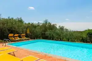 Amazing Farmhouse in Montecatini Terme with Hot Tub, Монтекатини-Терме