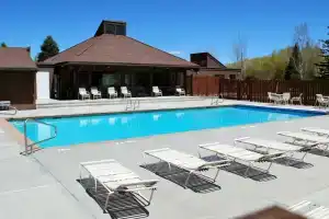 White Pines Three Kings Townhome 1-Bedroom Loft - -Walk to Lifts, Парк-сити