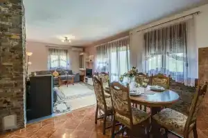 Beautiful Home in Pula With Wifi and 2 Bedrooms, Banjole