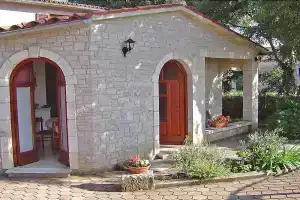 Apartment 1510, Кринца