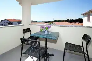 Nice Apartment With Balcony on the Second Floor With a Lovely View of the sea, Пореч