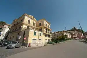 Palazzo Della Monica, Салерно