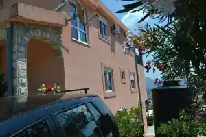 Vila Milosevic, Бар