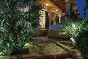 Nice Home in Brodarica With Wifi, Outdoor Swimming Pool and 4 Bedrooms, Бродарица