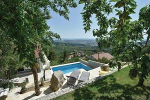 Nice Home in Klis With Wifi and 4 Bedrooms, Солин
