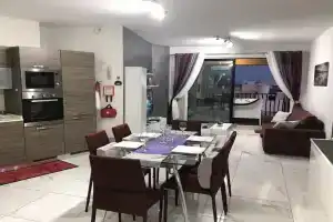 1a Sea View 2 Bed Apartment Close to Beach, Марсаскала