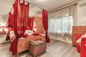 Nice Home in Pula With Wifi and 2 Bedrooms, Пула